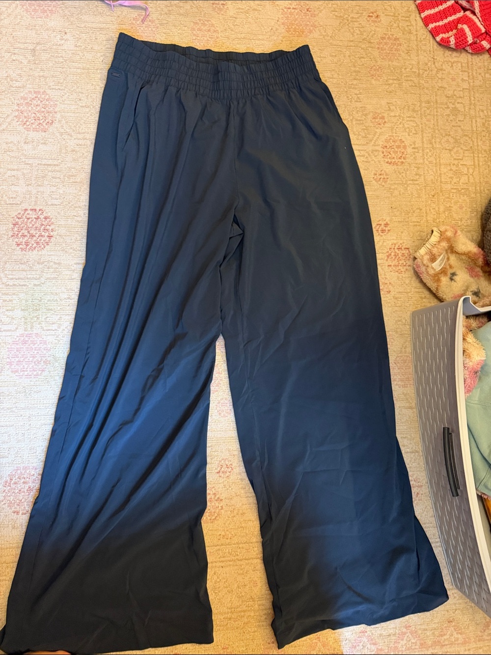 Vuori Women’s Wide-Leg Elastic Waist Pants in Navy size XL